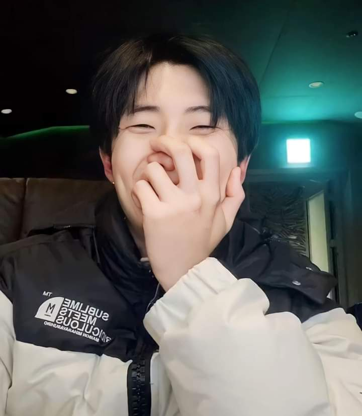 MakdadZineb's tweet photo. He's SOOOOOOOOOOOOOO cute 🥺🥺🥺🥺
#Namjoon #RMLive https://t.co/dKykMUpoio