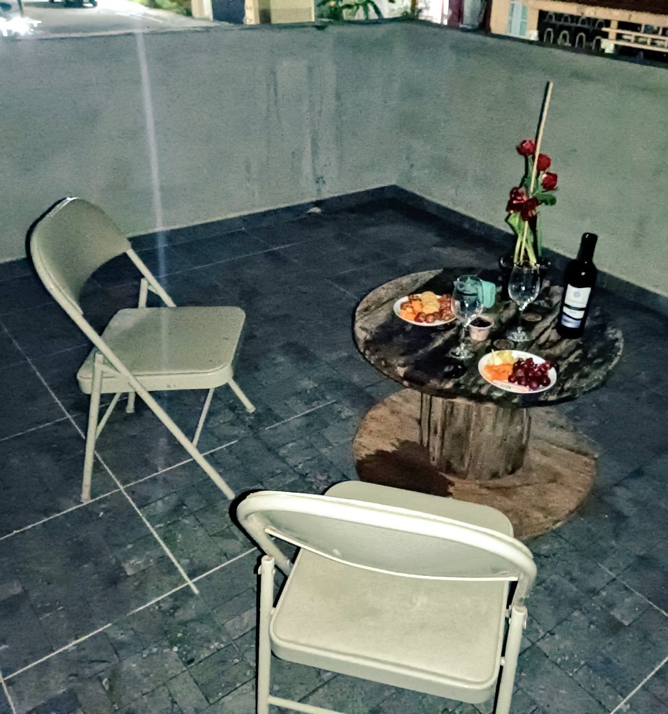 AlexyLenny's tweet photo. Noche de vino, muy sencillo pero con amor para mí princesa 😍😍😍 https://t.co/snTqG4QmO8