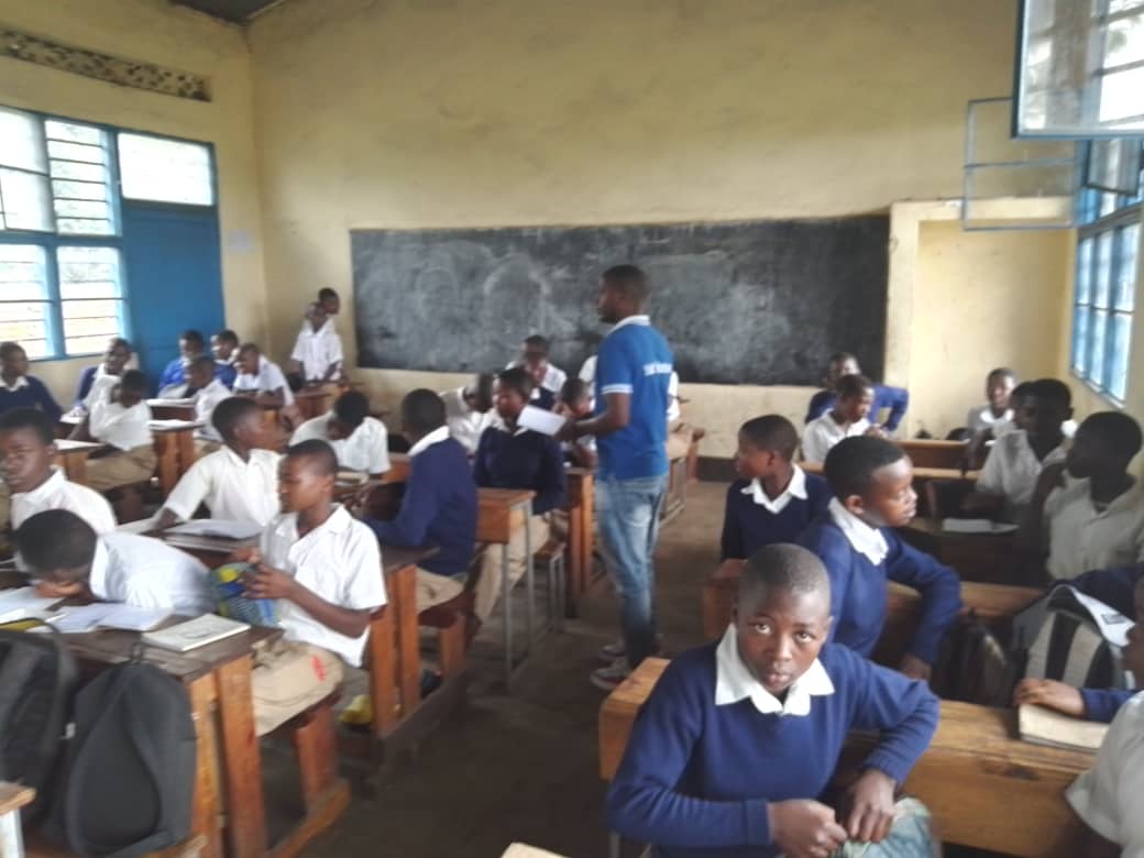 YouthMusanze's tweet photo. Gukunda igihugu no kugikorera biri mubyo RYVCP @MusanzeDistrict biyemeje, ninabyo bari gushishikariza urundi rubyiruko mumirenge yose ngo baze bafatanye @KubanaRichard @Rwandapolice @ramuli_janvier @RwandaLocalGov @RwandaYouthVol1 @RwandaNorth @RobertByiri https://t.co/D5vm0fUV0Q