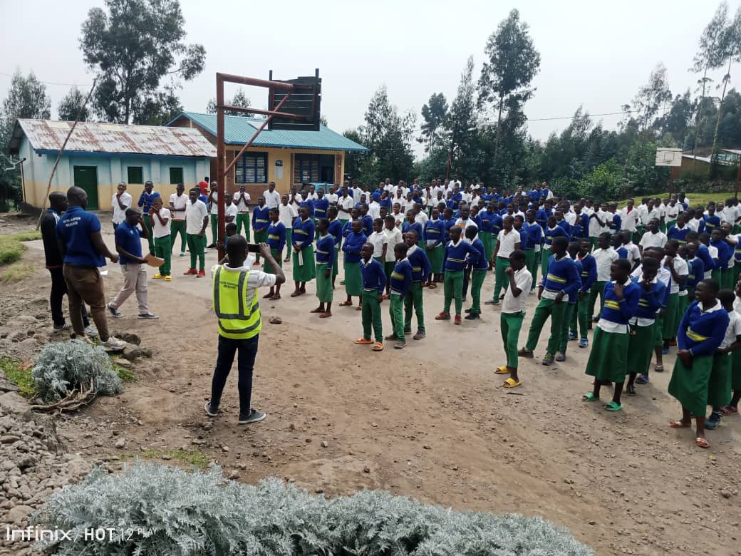 YouthMusanze's tweet photo. Gukunda igihugu no kugikorera biri mubyo RYVCP @MusanzeDistrict biyemeje, ninabyo bari gushishikariza urundi rubyiruko mumirenge yose ngo baze bafatanye @KubanaRichard @Rwandapolice @ramuli_janvier @RwandaLocalGov @RwandaYouthVol1 @RwandaNorth @RobertByiri https://t.co/D5vm0fUV0Q