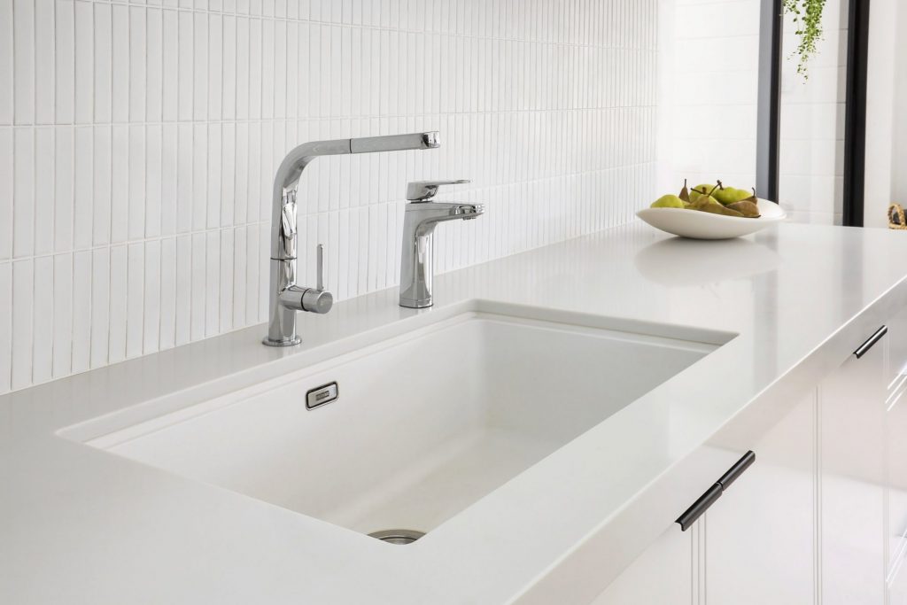 ErgoDesigns's tweet photo. Undermounted sinks are attached to the underside of the countertop; it not only has a sleek &amp; modern appearance but also makes cleaning up spills &amp; messes a breeze because you can simply swipe every crumb into the sink. They are more expensive than drop-ins #undermountsinks https://t.co/8sDmx4nLf5