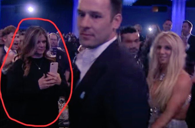 lanacriesalot's tweet image. Britney 😢 she seemed so anxious that night, now we know why! Lou Taylor was there to intimidate her! Criminals and human traffickers !! #JusticeForBritney #loutaylor #investigateloutaylor #investigatetristar