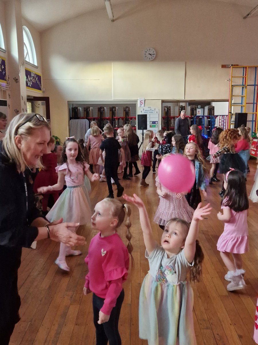 HighfieldBolton's tweet photo. A good (and loud) time was had by all at our KS1 and KS2 Valetine's Discos #loveisintheair
#dancinglikenooneiswatching #havingfun #makingmemories https://t.co/21sL4RxLUU