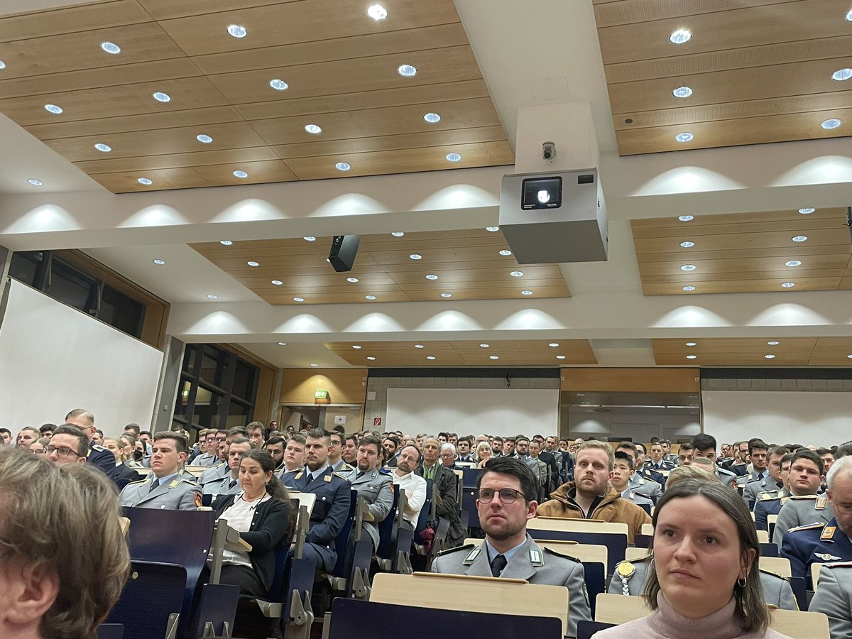 Volle Aula an der <a href="/unibw_m/">UniBw M</a> anläßlich eines Vortrages von <a href="/ToniHofreiter/">Toni Hofreiter</a>