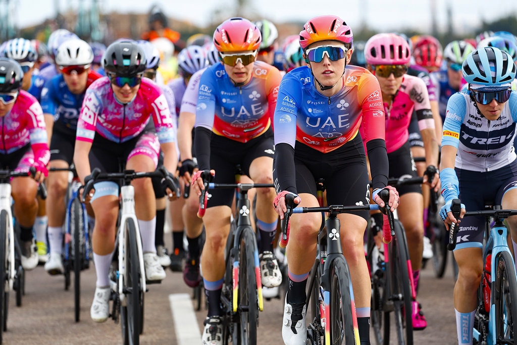 1st stage #SetmanaCiclista23 from Valencia to Sagunt (km 119). In the final sprint 5th place for <a href="/ele_gaspa/">Eleonora Gasparrini</a>. Canadian Olivia #Baril wore the pink jersey as leader of the Intermediate Sprint classification and earns valuable bonus seconds for the GC
📸<a href="/SprintCycling/">SprintCycling</a> 
#UAETeamADQ