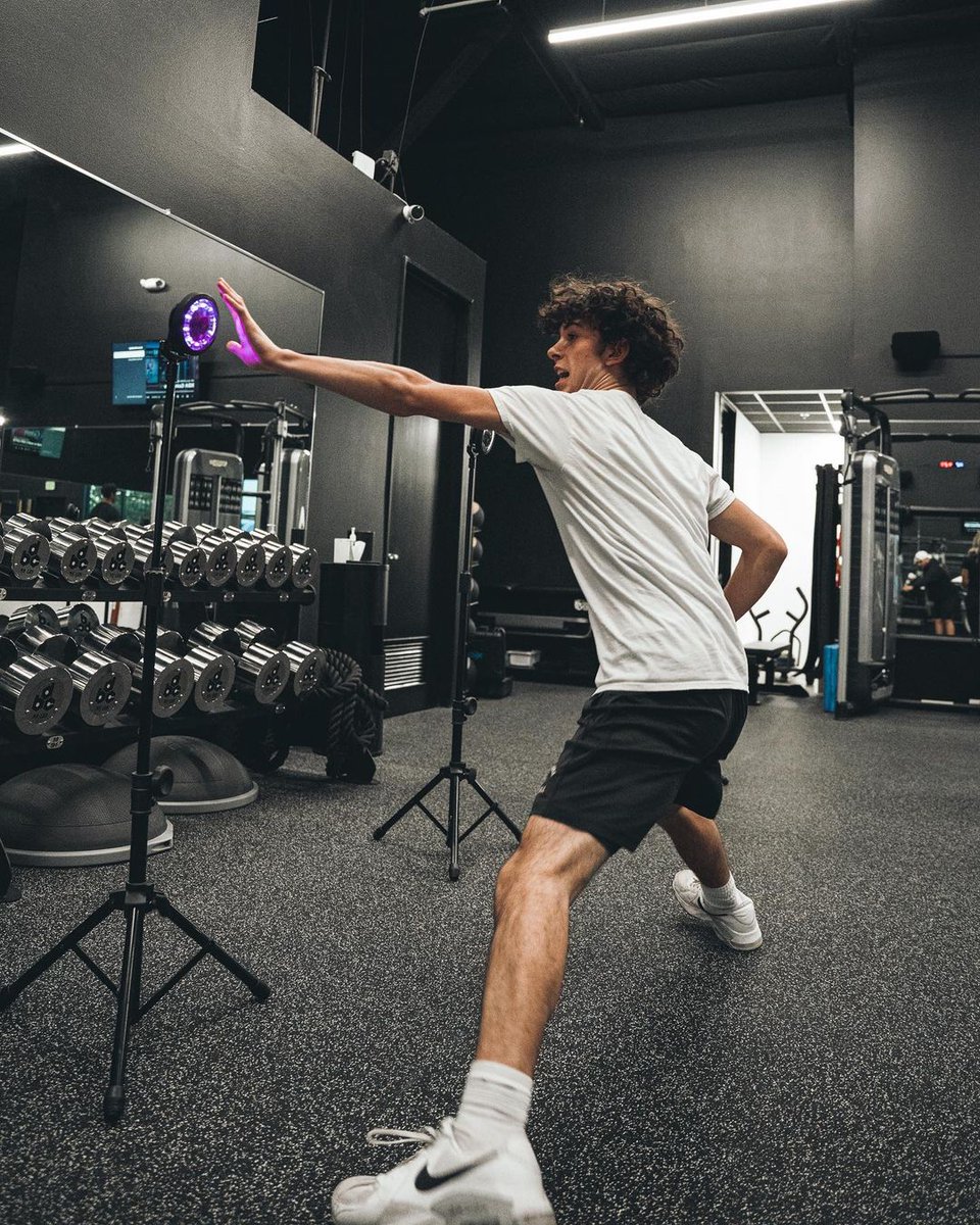 Fitlight's tweet image. ♻️
Train your body &amp;amp; your brain❕🧠

By training the connection with what your eyes see and what your brain processes and how your body reacts, FITLIGHT® is designed to improve all elements of human performance.

📷 IG: nhiduong.fit

#FITLIGHT #FITLIGHTTraining