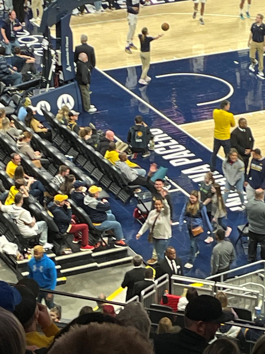 schoolpsychPB's tweet photo. @EES_MSDPIKE at @Pacers game last night! @PikeSchools https://t.co/oFCO89n7Ug