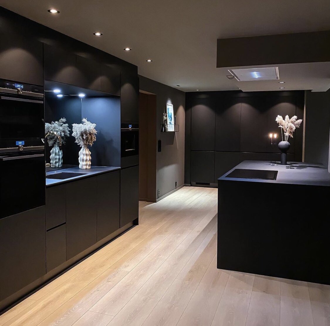 this kitchen looks so sexy. Wow.