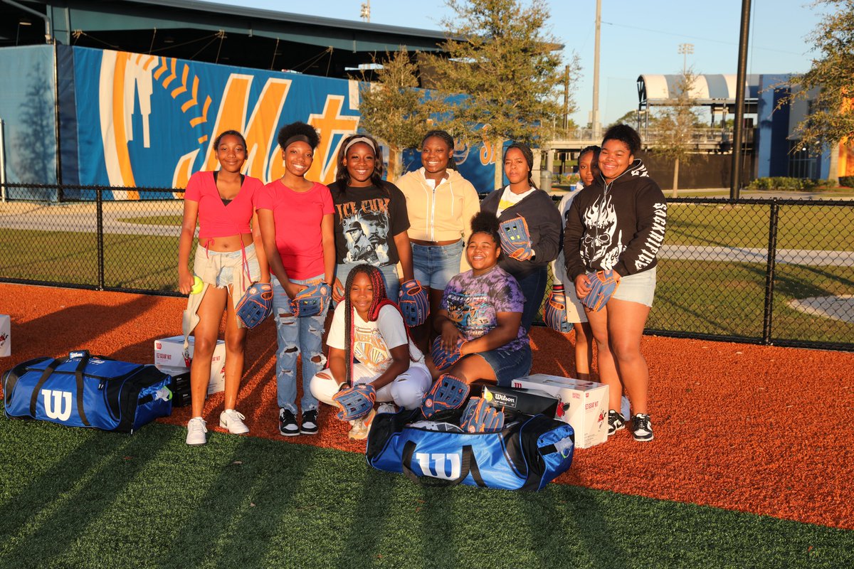 AmazinMetsFdn's tweet image. The @Mets were thrilled to host our annual #SandlotStars equipment donation at the #Mets complex in Port St. Lucie, Florida! We teamed up with @PIFBS to distribute bags of equipment to 35 local baseball, softball, and tee-ball teams across the PSL area! #BeAmazin ⚾️