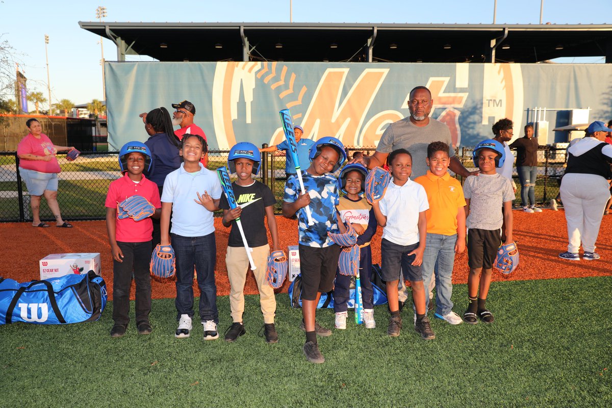 AmazinMetsFdn's tweet image. The @Mets were thrilled to host our annual #SandlotStars equipment donation at the #Mets complex in Port St. Lucie, Florida! We teamed up with @PIFBS to distribute bags of equipment to 35 local baseball, softball, and tee-ball teams across the PSL area! #BeAmazin ⚾️