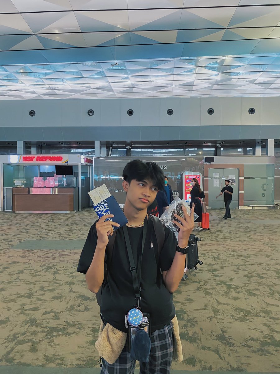 _ejakulas1's tweet photo. Airport dump #myfirstflight https://t.co/yhuVPM4VAq