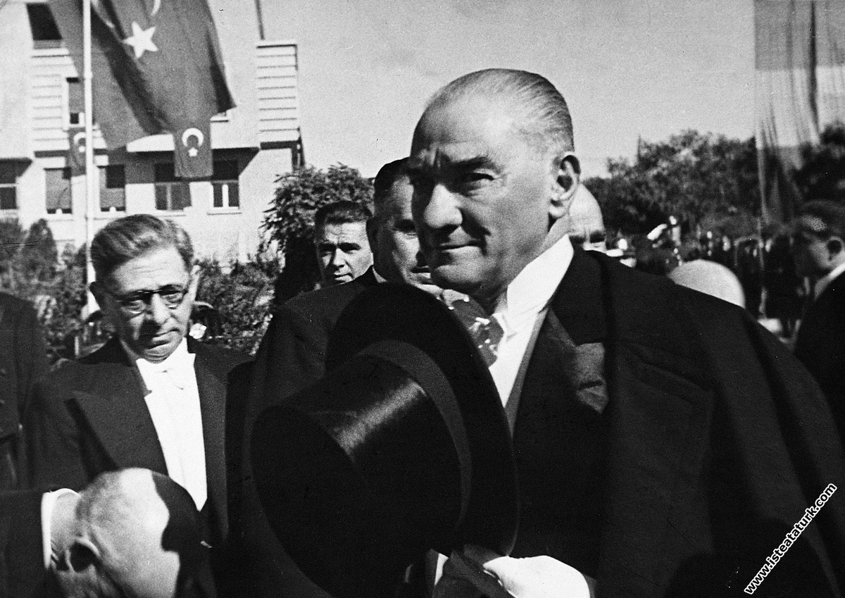 Atatürk'ün meşhur sözünün devamı:

Hatay benim şahsi davamdır. İcap ederse yine şahsen halletmem gerekir. Bu durumda derhal devlet başkanlığından istifa edeceğim. Bu işte çalışan arkadaşlarla beraber Hatay topraklarına geçeceğim. Meseleyi yerinde ve içten halletmeye çalışacağım.