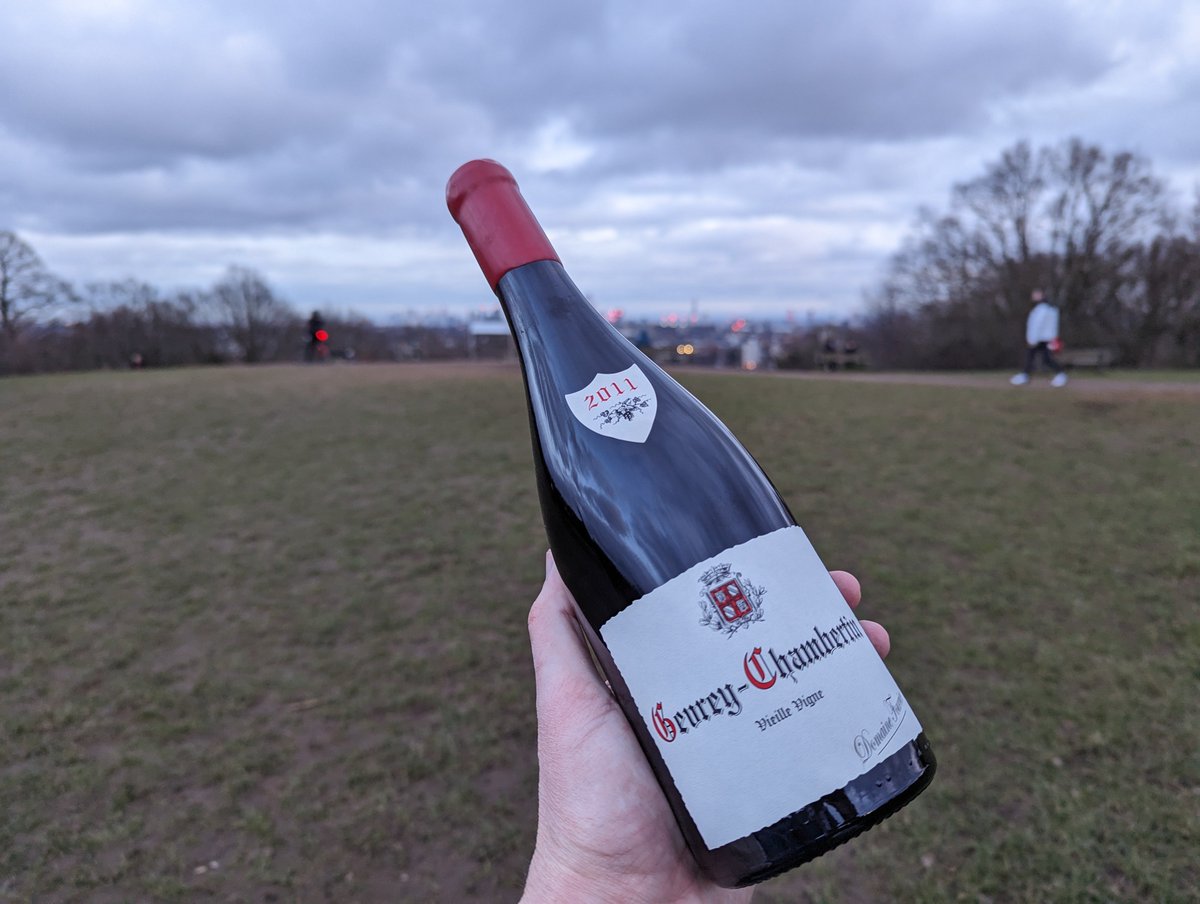 A real treat today, Domaine Fourrier #GevreyChambertin 2011. Colour browning a tad. Nose intense/perfumed but also delicate: rose/cherry. Palate has great concentration but sublime elegance and surprising hints of freshness and fruit. Just an odd tingle slightly detracting.