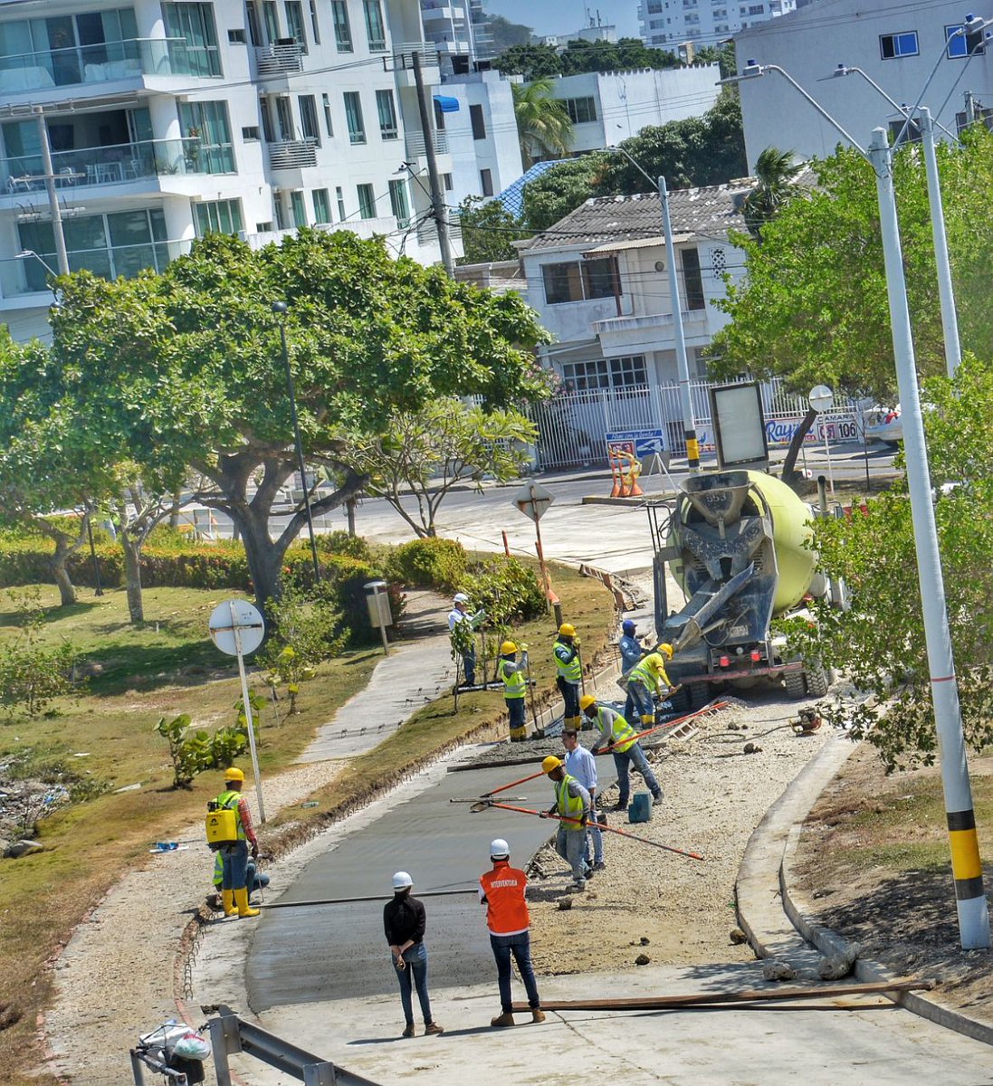 luisvilladc's tweet photo. 🔥Seguimos activos.

🌉Llega el concreto al retorno del Puente Román en Manga.

@AlcaldiaCTG
@secinfractg https://t.co/NTgb06kyRw