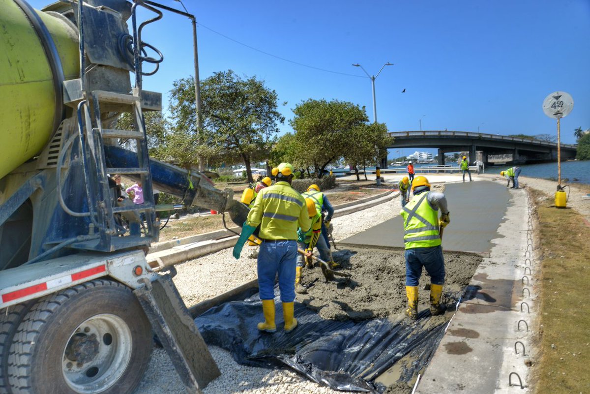 luisvilladc's tweet photo. 🔥Seguimos activos.

🌉Llega el concreto al retorno del Puente Román en Manga.

@AlcaldiaCTG
@secinfractg https://t.co/NTgb06kyRw