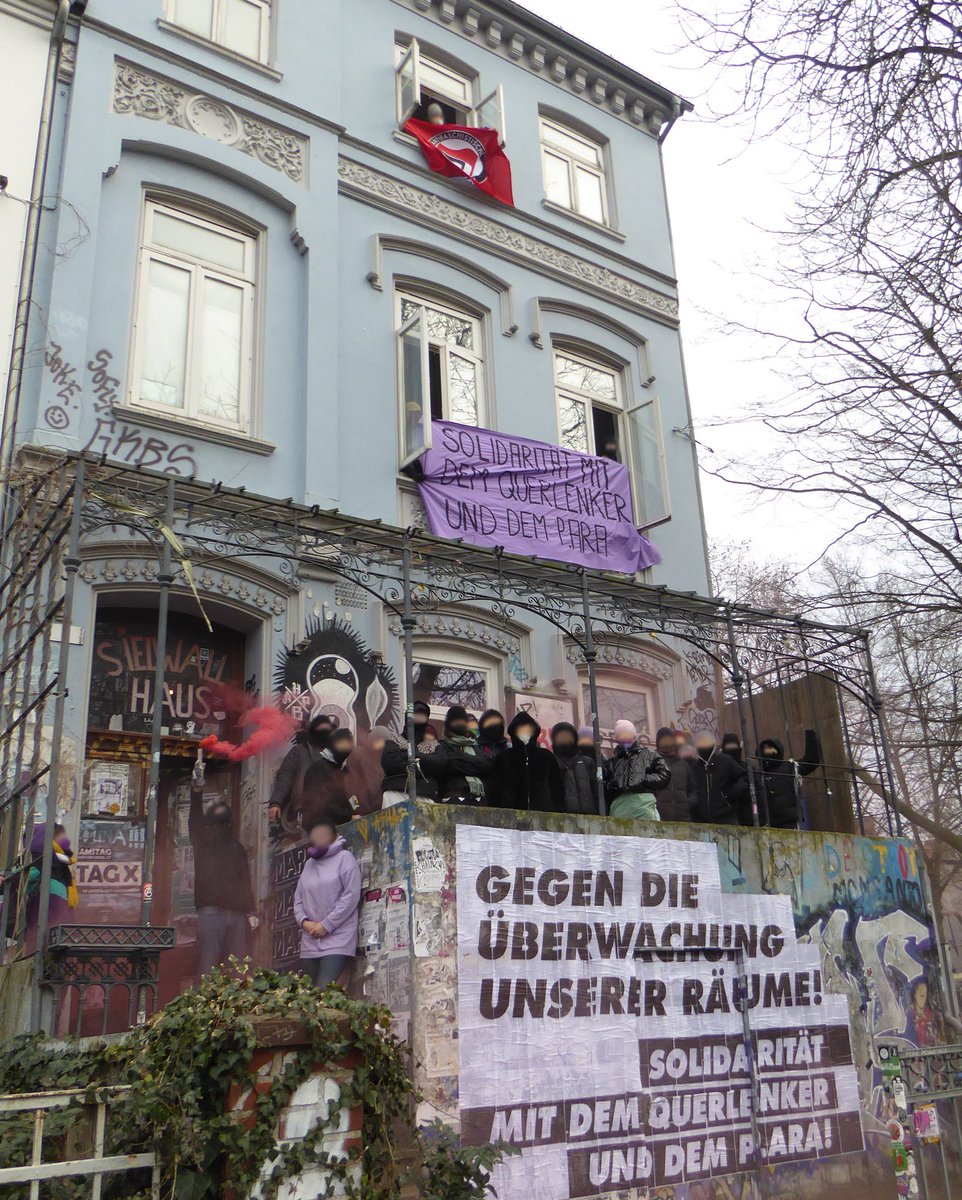"Gegen die Überwachung unserer Räume"
Das ist das Motto einiger Nutzer*innen des Sielwallhaus in Bremen.
Und wir mögen das Bild so gerne und möchte es deswegen samt dem Text mit euch teilen:

tumulte.org/2023/02/articl…