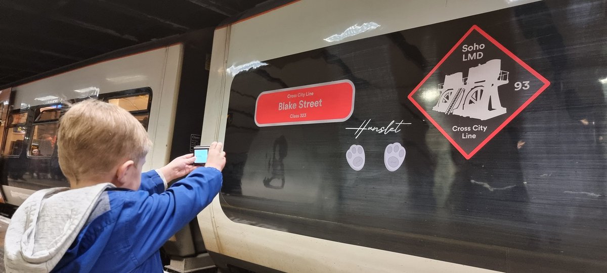 ukrailadventure's tweet image. OH MY GOD AN ACTUAL HUNSLET! May have been what I just shouted out in the middle of a busy New Street station 😆 we found one authenticated by the bear himself! Little one is chuffed 🐻 @HunsletTheBear #class323