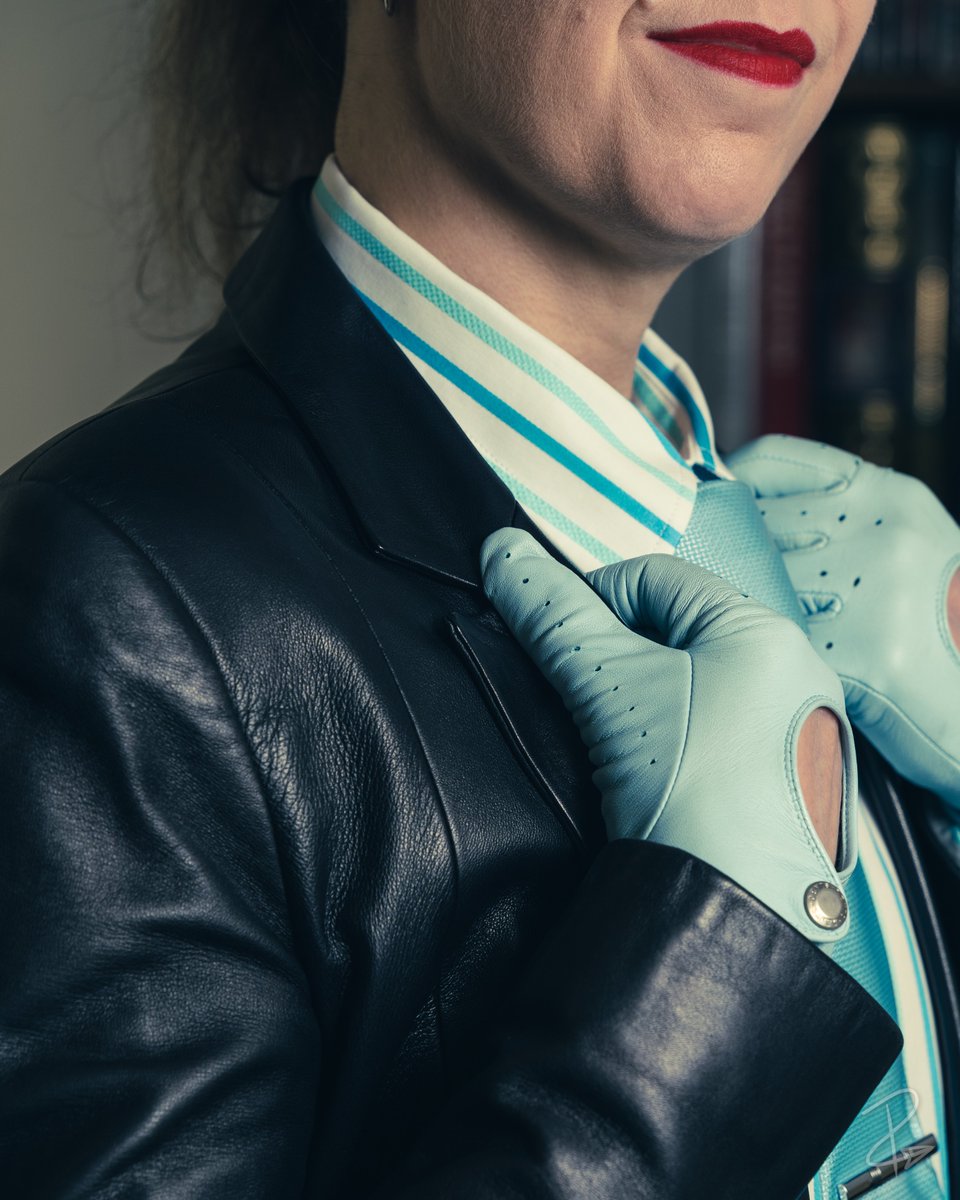 Is there anything more eye catching than a pair of aquamarine #leather #drivinggloves against #blackleather ? Check out my latest #realleather #trousersuit here 

lifeinleather.com/2023/02/16/aqu…

More photos are available to my OnlyFans and Patreon subscribers