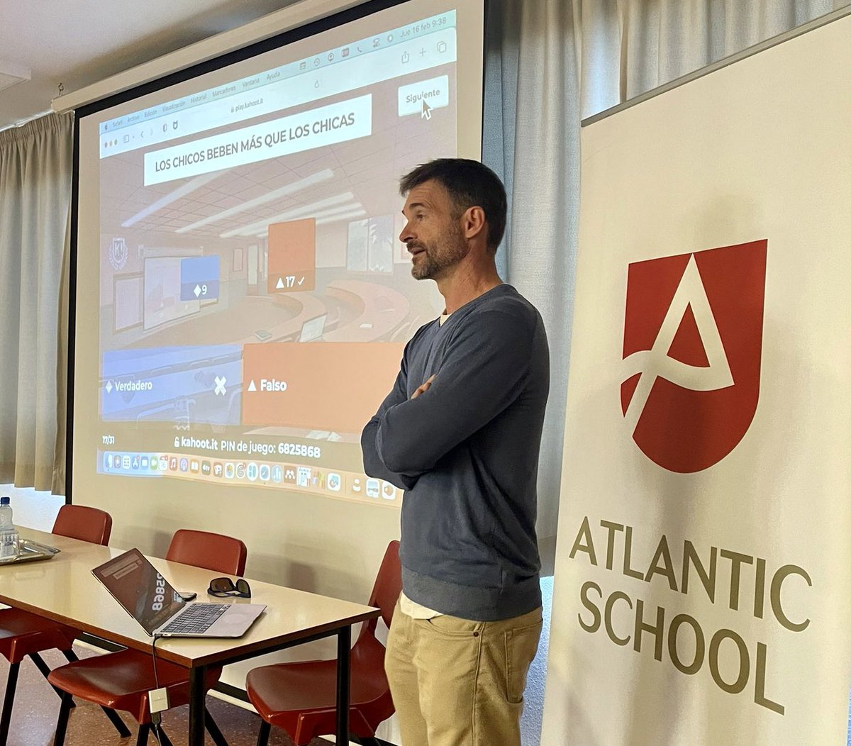 Atlantic_School's tweet photo. El Dr. Amela, Neurólogo y padre de @Atlantic_School, ha dado hoy a los alumn@s de 4ESO una charla muy interesante sobre los efectos del alcohol en las neuronas. ¡Gracias! Raúl #BuenJueves #MejorSinAlcohol 👋🏻🧠♥️ https://t.co/wlE0Fpzwak