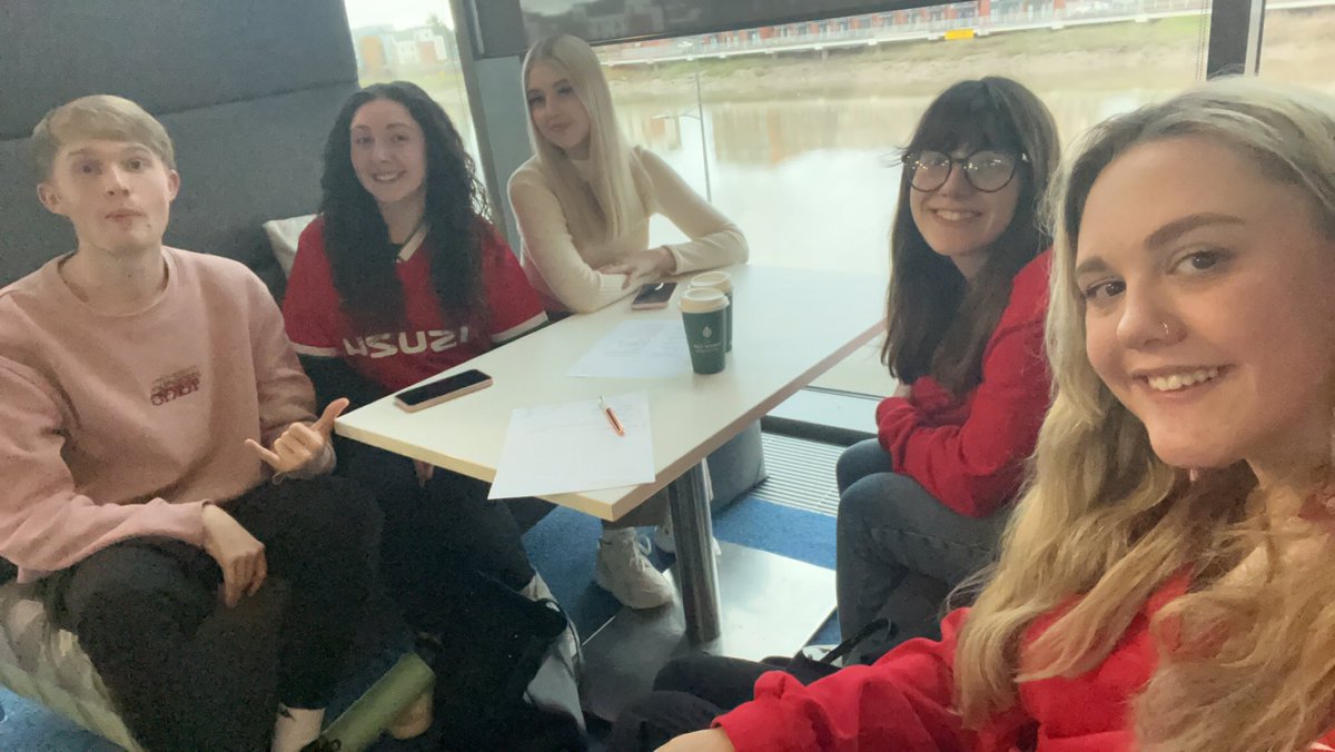 MissDesmondNQT's tweet photo. Dyma ni yn mwynhau yr eisteddfod @BAPrimaryUSW 
Diolch I bawb (yn enwedig yr athrawon cymraeg) am brynhawn anhygoel 🏴󠁧󠁢󠁷󠁬󠁳󠁿 https://t.co/Vq0hZZj7At