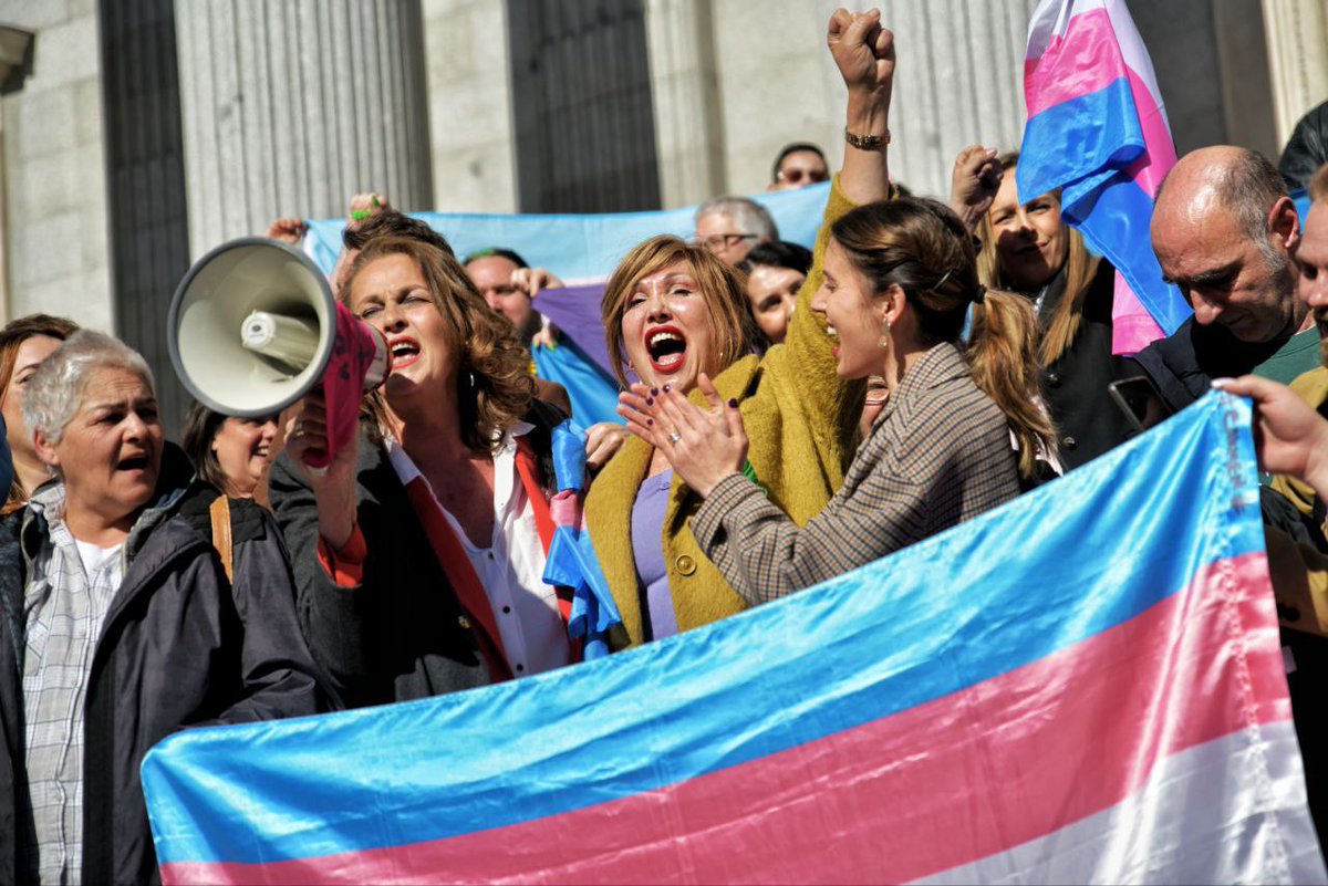 Pam_Angela_'s tweet photo. Aprobadas la Ley del Aborto y la Ley de Derechos de las Personas Trans y LGTBI. Inmenso orgullo del equipo que lo ha hecho posible y de @IreneMontero. 

Hoy España es un país mejor gracias a la lucha diaria y sin descanso de miles de mujeres y personas LGTBIQ. Gracias https://t.co/05A9wJWd7u