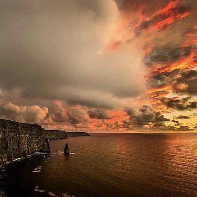 Have a nice evening 
☘️💚☘️
#cliffsofmoher 
#doolin 
#aranislands 
#wildatlanticway 
#atlanticocean 
#countyclare 
#munster 
#unesco 
#sunset 
#wildlandscapes