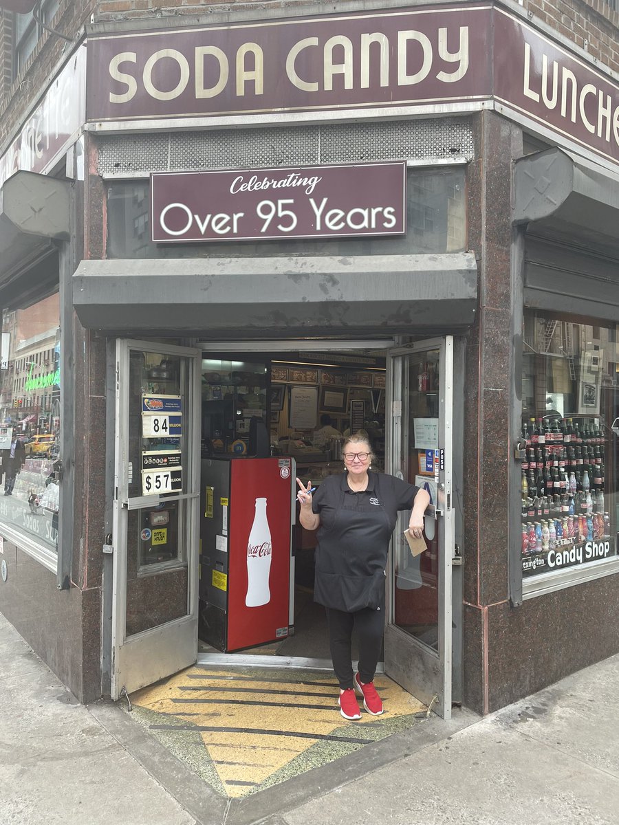 LexingtonCandy's tweet photo. New York City in February- doors are wide open! https://t.co/Tw7ZUeEDPq