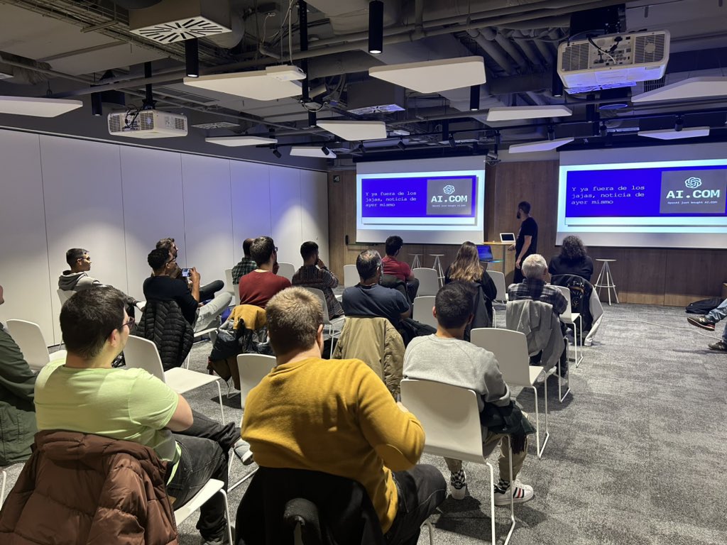 CodemoMadrid's tweet photo. Empieza la charla de @jseijasdev sobre entrenamiento de IA en nuestro #MeetupCodemotion en @AdevintaSpain https://t.co/EUFwdgWIOD