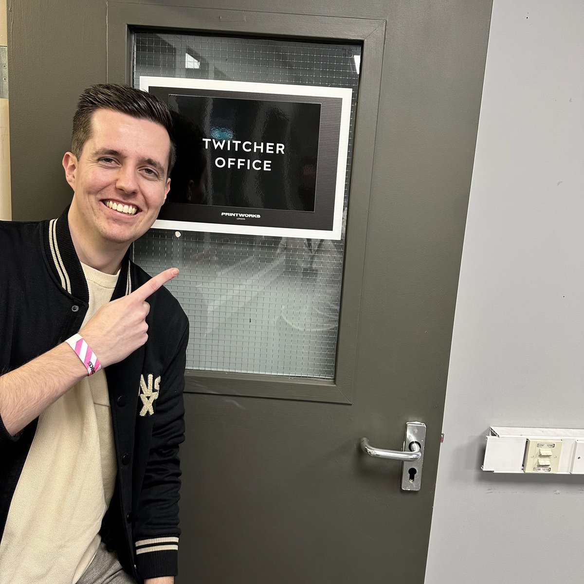 Behind the scenes at the 2023 Alpine F1 launch? Yes, we’re doing it. 

LIVE at 20:30 CET on twitch.tv/thomb &amp; twitch.tv/alpine 🔥