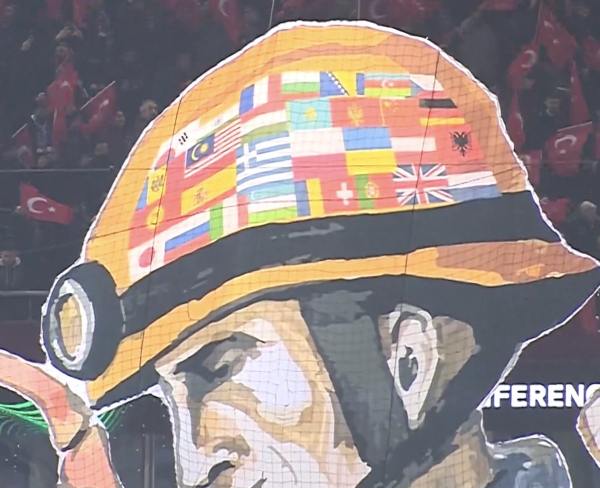 Trabzon’da yapılan koreografi’de yardım gönderen ülkelerin bayraklarına da yer verildi. 🙏👏🏼