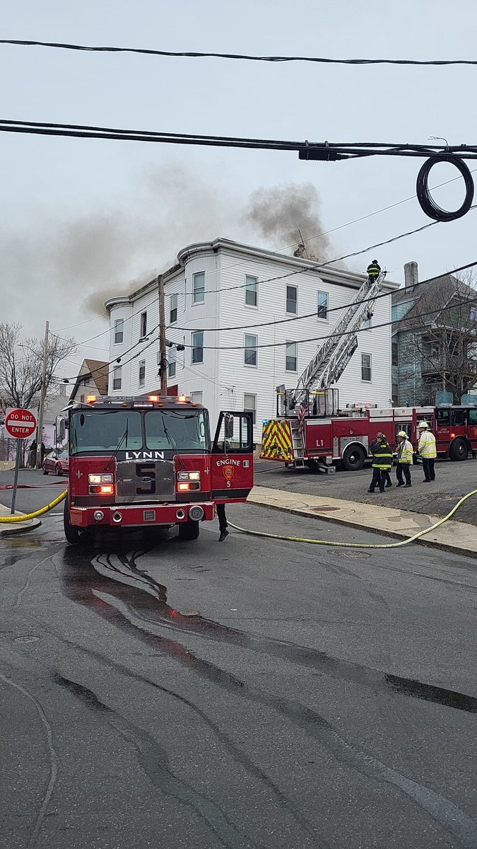 DavidCifarelli's tweet image. BREAKING: Crews are on the scene of a multi-alarm fire in Lynn that is reportedly extending through the roof of a triple decker home on Sachem Street #DailyVoice #MAFire (📸: @LynnFireDept on Facebook) dailyvoice.com/massachusetts/…