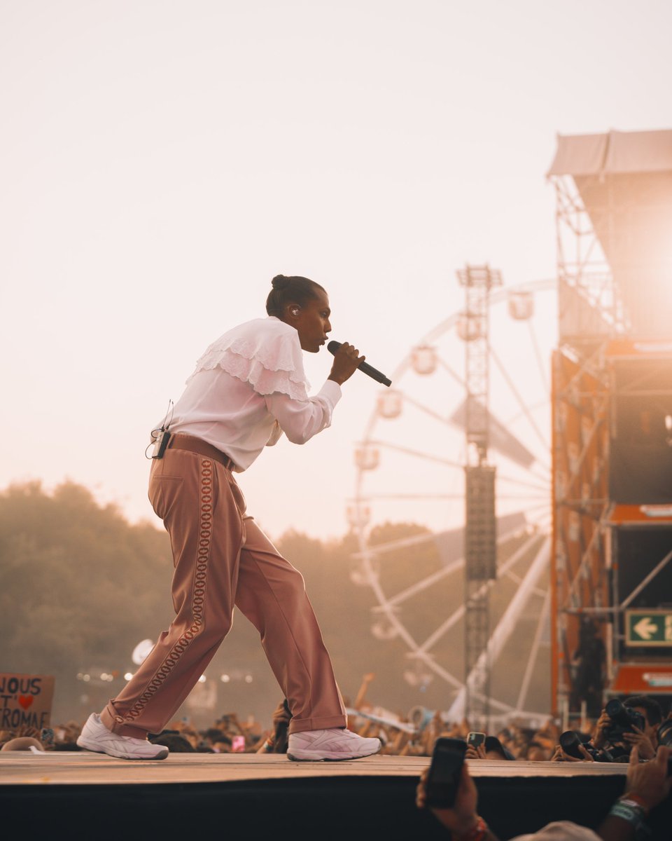 8santigar tweet media