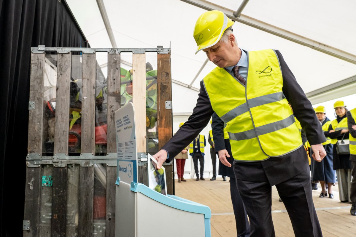 Today His Royal Highness visited our recycling partner #Comet.  The King put a discarded tablet in our recyclebox, engaged in talks about #circulareconomy, was showed how appliances are dismantled and was the first to see the presorting robot #Multipick