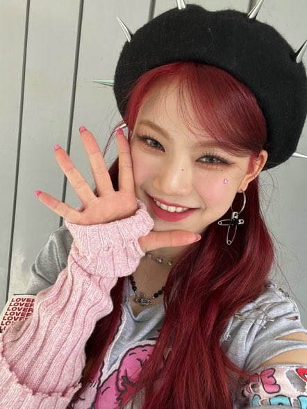 024cat's tweet photo. Pretty girl 🥺 https://t.co/FhCJKlTzHT