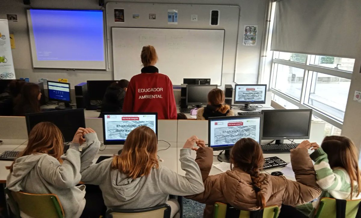 rdecategoria's tweet photo. A l'IES Vall d'Alba l'alumnat de 1r d'ESO ha mostrat les seues habilitats en el nostre "Escape room", per a sobreviure al fem ♻️. Per parelles 🧐 han resolt tots els codis, endevinalles i xifres de residus del joc! Emocionant i també enginyosa activitat. 
👏 Enhorabona!! https://t.co/itOoml0hyU