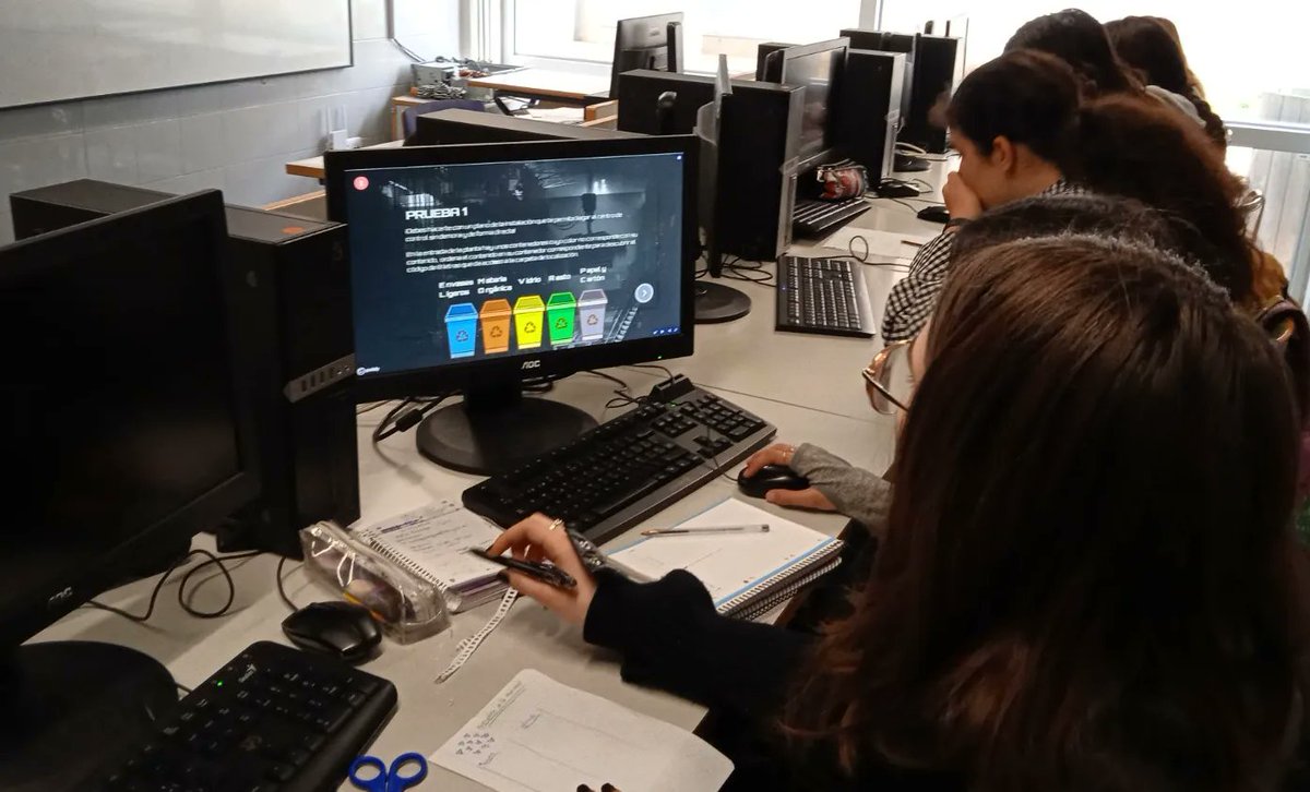 rdecategoria's tweet photo. A l'IES Vall d'Alba l'alumnat de 1r d'ESO ha mostrat les seues habilitats en el nostre "Escape room", per a sobreviure al fem ♻️. Per parelles 🧐 han resolt tots els codis, endevinalles i xifres de residus del joc! Emocionant i també enginyosa activitat. 
👏 Enhorabona!! https://t.co/itOoml0hyU