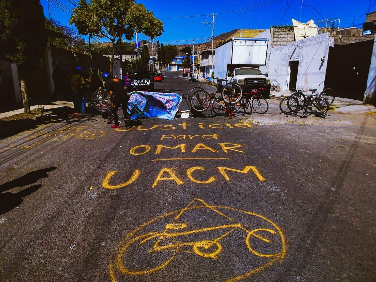 Somoselmedio's tweet photo. Exigen justicia para Omar García ciclista asesinado por un automovilista cuando regresaba de la universidad a su casa

Por @karencitatacha    

 👉 https://t.co/TiWZcK4VGg https://t.co/R7XxGtzn8s