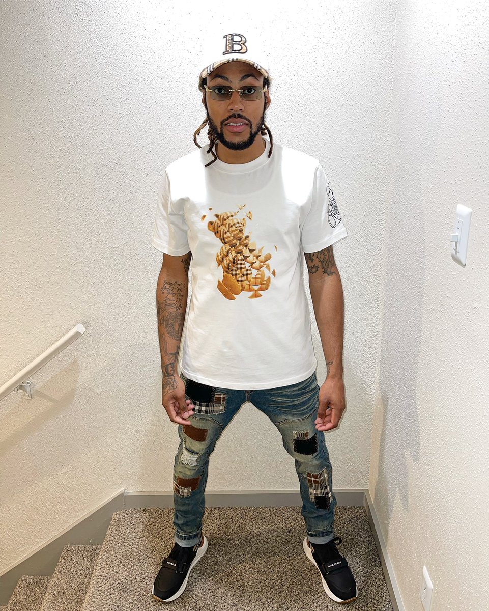 Outside in yo city lookin good 🤴🏽🌆