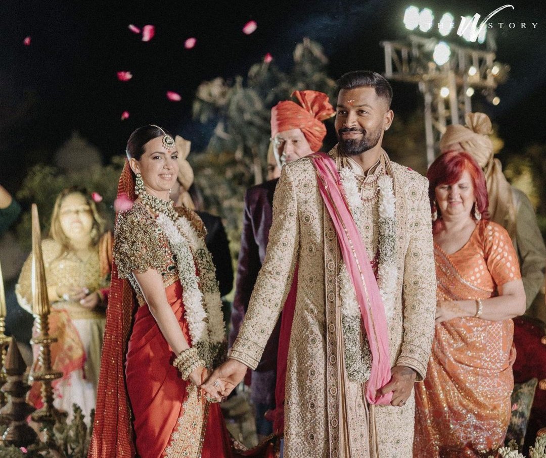 NeecheSeTopper's tweet photo. hardik pandya becomes first cricketer to marry in both: overseas and home conditions https://t.co/3eogzBFO6j