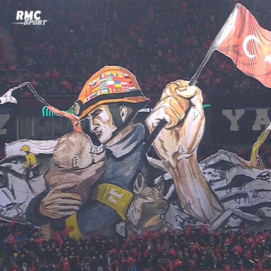 RMCsport's tweet photo. 🙏🇹🇷 Sublime tifo à Trabzon. Une énorme pensée pour les victimes et les sauveteurs mobilisés pour sauver le maximum de vies. https://t.co/d4IjxTohhu