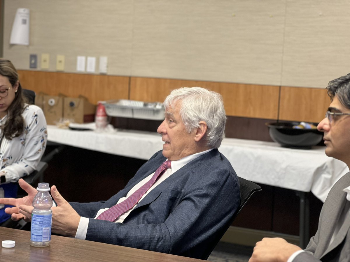meier_raphael's tweet photo. Fantastic @MarylandSurgery #grandrounds by Dr. John Roberts from @UCSFTransplant talking about clinical and basic science #research in #transplantation | @MarylandSurg @cllaucll2y @DanielMalufMD @ValeriaMas11 @ChandraSBhati @ASTSChimera @UNOSNews https://t.co/2ga5TZOaEm