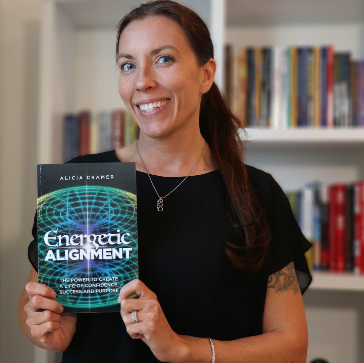 aliciacramer's tweet image. Are your thoughts aligned with your actions? ⁣⁣

Learn to make the best out of your energy and time with the new #EnergeticAlignment Book! It helps you stay grounded, focused and inspired. ⁣⁣

Grab yours now! 
amazon.com/Energetic-Alig…