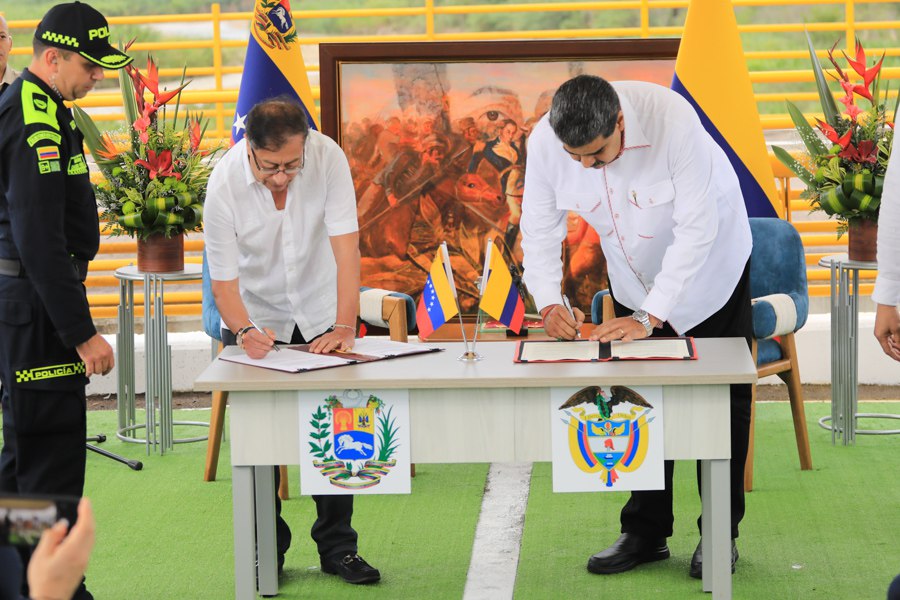 VTV CANAL 8 (@vtvcanal8) on Twitter photo #EnFotos📷| Presidente de la República Bolivariana de Venezuela, <a href="/NicolasMaduro/">Nicolás Maduro</a> junto a su homólogo de la República de Colombia <a href="/petrogustavo/">Gustavo Petro</a> firmaron acuerdo, destacando que este es un paso más de integración entre las naciones hermanas.
#CarnavalesFelices2023 #EnFotos📷| Presidente de la República Bolivariana de Venezuela, <a href="/NicolasMaduro/">Nicolás Maduro</a> junto a su homólogo de la República de Colombia <a href="/petrogustavo/">Gustavo Petro</a> firmaron acuerdo, destacando que este es un paso más de integración entre las naciones hermanas.
#CarnavalesFelices2023