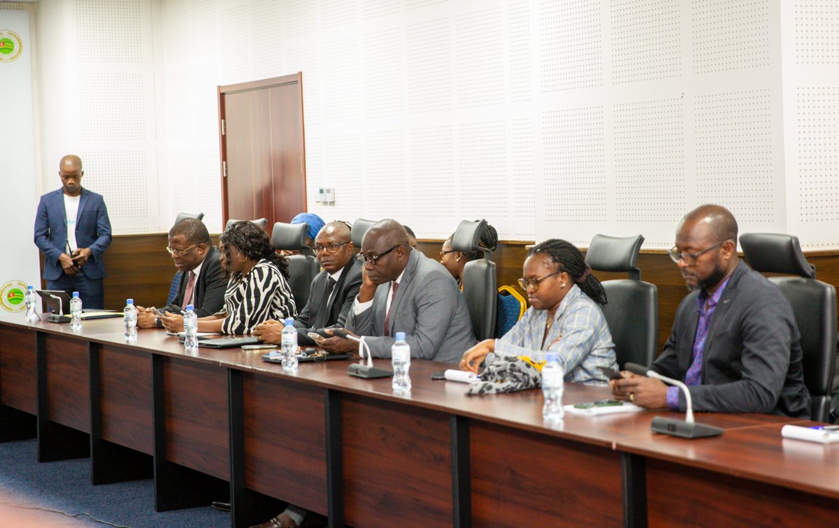 assnatTogo's tweet image. Au siège de la Représentation nationale, ce jeudi 16 février 2023, s’est tenue une séance de travail entre les députés et les experts du Groupe de la Banque Mondiale au Togo.
#CPP2023-2027
#BanqueMondiale
#Consultations
#Députés