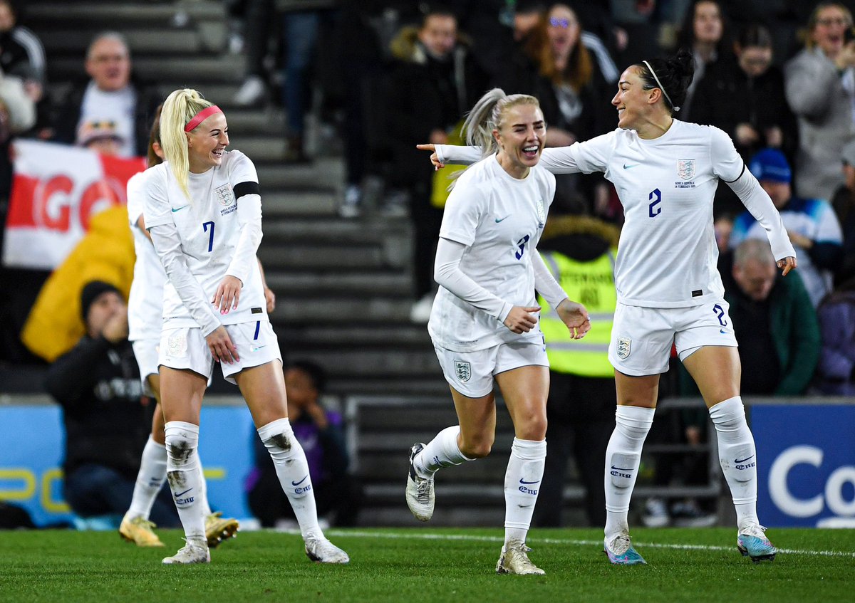 LucyBronze's tweet photo. Proud to celebrate my 100th cap on home soil. And a top team performance to match 🦁 https://t.co/IKCUWKjC1x