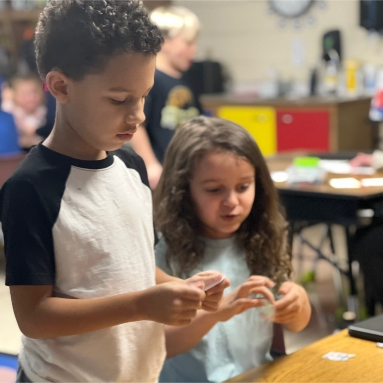 GR8Day2BaPirate's tweet photo. Kids in Mrs. Campos' class are evaluating their own work in science based on the rubric. Mrs. Dewar's little pirates are sorting triangles, quadrilaterals, hexagons and other shapes. #Gr8Day2BaPirate #ReadEveryNight https://t.co/0nFEWk8yvx