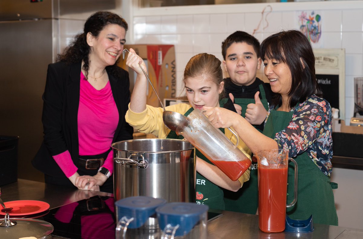 m_paffen's tweet image. Iedere week verse groentesoep tijdens lunch bij SBO De Klimboom. Het was heerlijk. Onder de indruk van betrokkenheid en enthousiasme van soupmasters en ouders. Prachtig en ervaringsgericht aanpak voor gezonde eetgewoontes samen met GGDrU en Groentjessoep #gezond #proeven