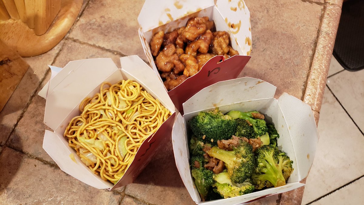 kiretoce's tweet image. Vegetable chow mein, orange chicken, and broccoli beef. #earlydinner #chinesetakeout #PandaExpress 🥡🥠🥢