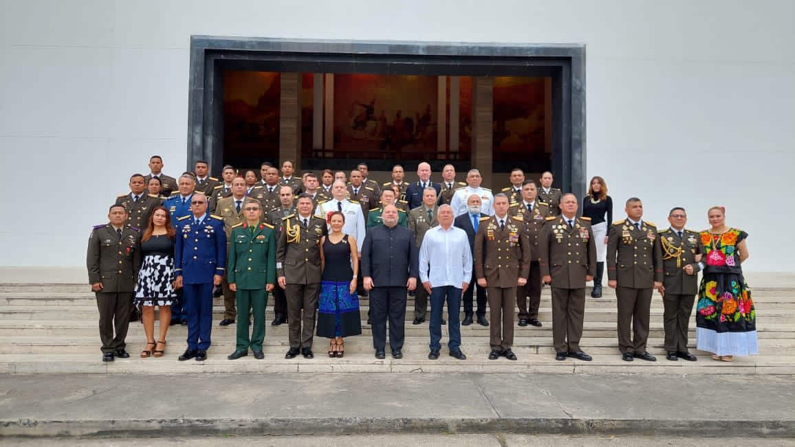 Educacion_MPPD's tweet photo. 2/2 Majestuosa ceremonia realizada en la Academia Militar del Ejército Bolivariano, organizada por la Agregaduría Militar de #México en #Venezuela,para rendir homenaje a los Símbolos Patrios del país Mexicano, actividad presidida por el Embajador Leopoldo de Gyves @GyvesLeopoldo. https://t.co/YyEGUU9i6y