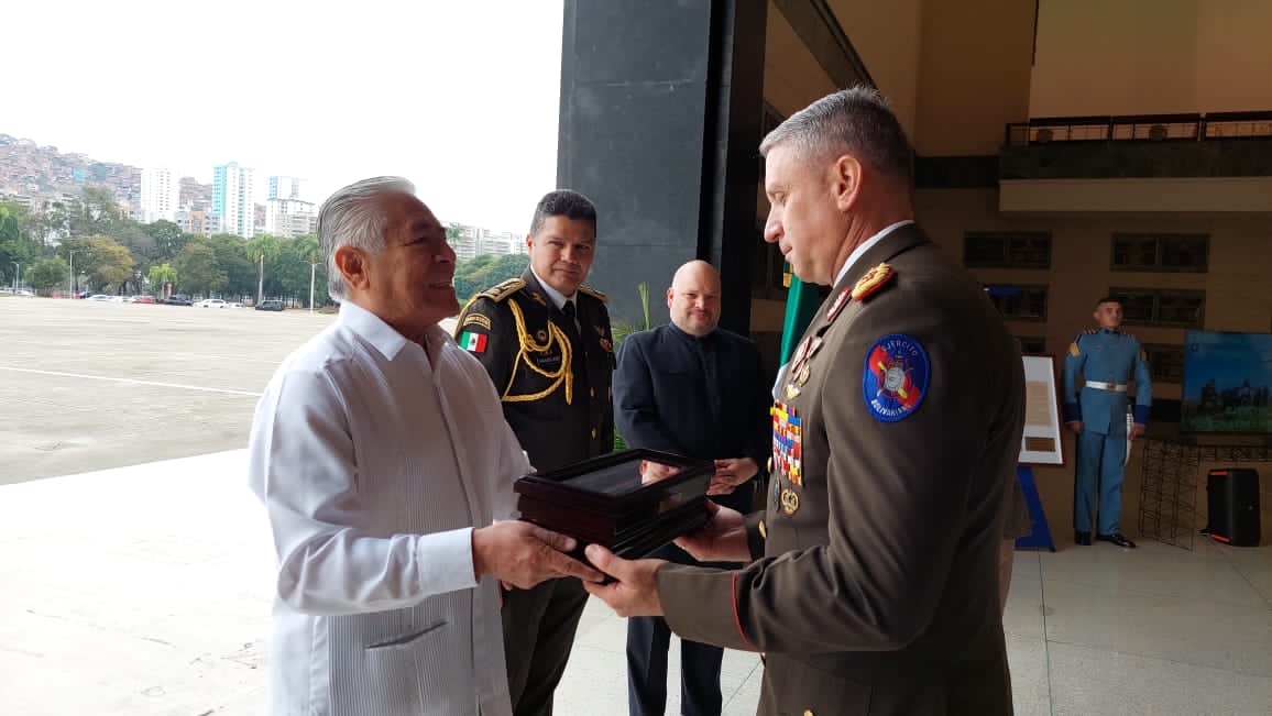 Educacion_MPPD's tweet photo. 2/2 Majestuosa ceremonia realizada en la Academia Militar del Ejército Bolivariano, organizada por la Agregaduría Militar de #México en #Venezuela,para rendir homenaje a los Símbolos Patrios del país Mexicano, actividad presidida por el Embajador Leopoldo de Gyves @GyvesLeopoldo. https://t.co/YyEGUU9i6y